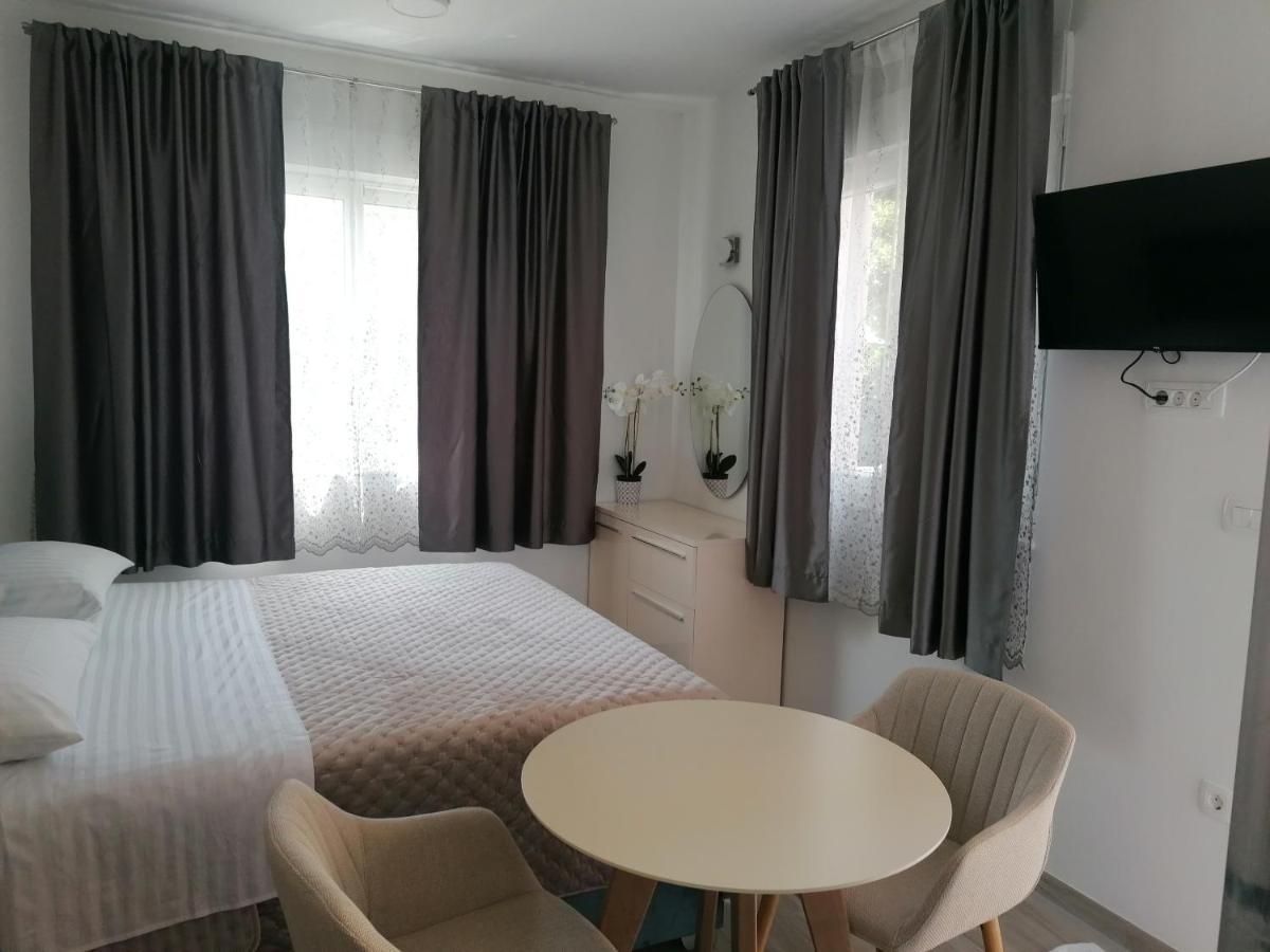Apartments And Rooms Tomas Podstrana Exterior photo